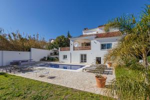 贝纳尔马德纳Luxury Villa Andalucia Seaview Private Pool close to Centre的一座带游泳池和房子的别墅
