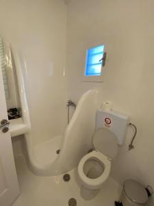 Megali AmmosFabrica Sunset Apartments的白色的浴室设有卫生间和浴缸。