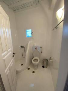 Megali AmmosFabrica Sunset Apartments的白色的浴室设有卫生间和水槽。