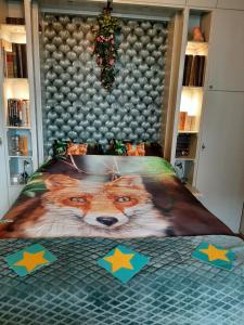 ZuidlandB&B de Hartewens的一间卧室配有一张带狐狸床罩的床