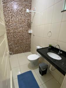 乌巴雅拉Apuama Hostel的浴室配有卫生间、盥洗盆和淋浴。
