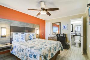 可可比奇安东尼海滩汽车旅馆的一间卧室配有一张床和吊扇