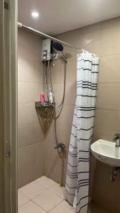 马尼拉The Cozy Place Condo in Pasig Phil的带淋浴和盥洗盆的浴室