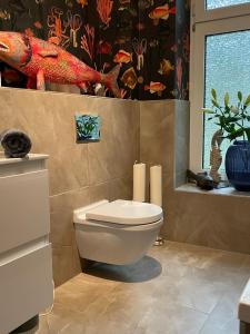 基尔Luxus Altbaucharme in zentraler Lage的一间带卫生间的浴室和鱼壁纸
