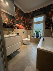 基尔Luxus Altbaucharme in zentraler Lage的一间带水槽、浴缸和卫生间的浴室