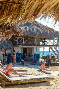 穆库拉岛Dahlandia的一群人住在草屋附近的海滩上