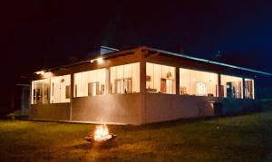 戈亚斯州上帕莱索EIT Eco Inteligente的一座在晚上有火的建筑