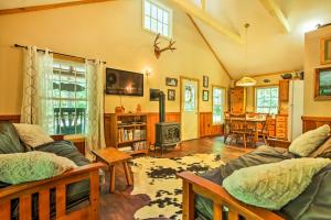 MontereyClearwater Cabin on 10 Acres with Trout Stream!的带沙发和壁炉的客厅