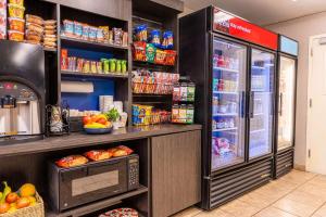 盐湖城Sonesta Simply Suites Salt Lake City Airport的厨房配有冰箱和微波炉。