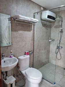 巴淡岛中心Amazing view 2 bedrooms new apartment的带淋浴、卫生间和盥洗盆的浴室