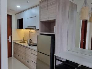 巴淡岛中心Amazing view 2 bedrooms new apartment的厨房配有冰箱和台面