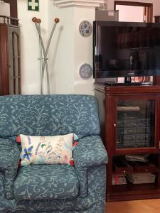 Vale de ÁguaMONTE DA ADEGA的客厅配有蓝色的沙发和电视