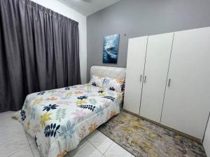 雪邦RUMAH MELATI by IMPIAN HOMESTAY KLIA-SALAK TINGGI-NILAI的一间带床和橱柜的小卧室