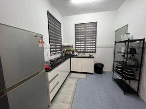 雪邦RUMAH MELATI by IMPIAN HOMESTAY KLIA-SALAK TINGGI-NILAI的厨房配有白色的柜台和冰箱。