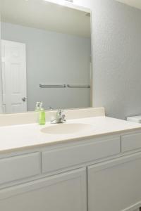 曼哈顿New King Bed Beautifully Updated KMC1312的浴室设有白色水槽和镜子