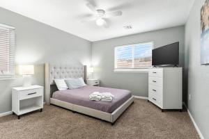 曼哈顿Updated, King Bed, Garage and Free Parking KMN1216的一间卧室配有一张床和一台平面电视