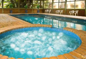 吉朗基隆汽车旅馆及服务式公寓贝斯特韦斯特酒店的水中云的游泳池