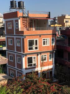 加德满都Your home in Kathmandu!的砖砌的建筑,上面有白色的窗户