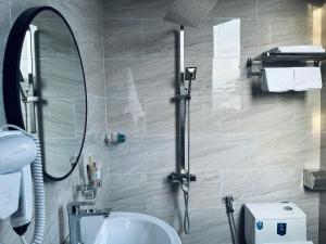 芹苴LION 5 HOTEL的带淋浴、水槽和镜子的浴室