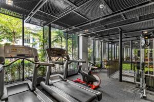 胡志明市BLESSED Hotel的健身房设有两台跑步机和椭圆机