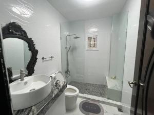 达古潘New build beautiful Apartment的白色的浴室设有水槽和淋浴。