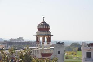 布什格尔Suri Guest House的顶部有圆顶的建筑