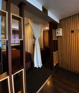 河内Flora Centre Hotel & Spa的一间卧室,配有一张床,一连串挂在窗户上的连衣裙