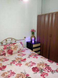 瓜亚基尔Acuarela del Rio H#1 Cerca Terminal Terrestre Habitación privada con baño的一间卧室,床上有粉红色的鲜花