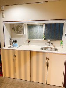 大阪悠雅軒的厨房配有两个水槽和台面
