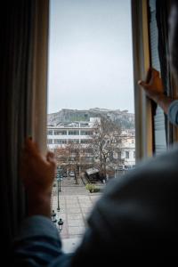 雅典齐勒精品酒店的城市窗户外的人