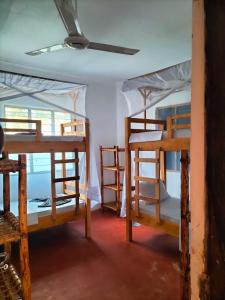 帕杰Mambo Leo Hostel的天花板客房内的两张双层床