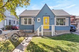 博伊西West End Stay的蓝色的房子,有黄色的门和两辆自行车