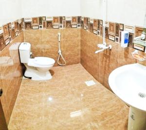 卡拉奇Gulshan Palace Near Millennium Mall Agha khan Hospital Airport Karachi的一间带卫生间和水槽的浴室