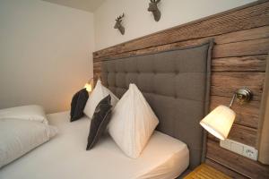 弗林肯贝格施特克尔公寓的卧室配有白色的床和木制床头板