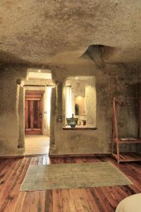 格雷梅Goreme Suites by AZA的未完成的房间,设有地板和镜子