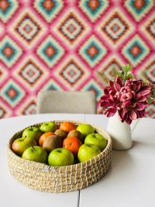 克卢日-纳波卡Hanul Fullton的花瓶旁边的桌子上一篮水果