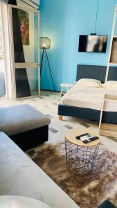 皮特尔角城Urban Zen Appart Spacieux studio atypique avec bain a remous proche de tout的一间卧室配有两张床和一张茶几