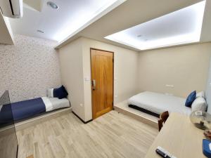 台南新兴九洲会馆 的一间卧室,卧室内设有一张床和一扇门
