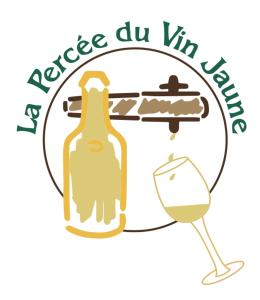 ConliègeChambre paisible avec vue sur la montagne的一瓶葡萄酒和一杯带刀的玻璃