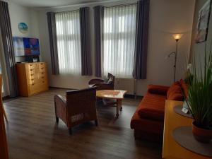 奥斯特巴德·哥伦Zum Donnerkeil的客厅配有沙发和桌子