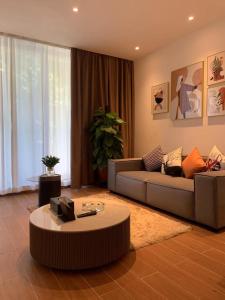 广州广州纺园公寓酒店的带沙发和咖啡桌的客厅