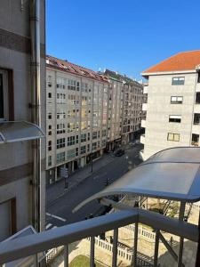 奥伦塞Piso Confort y Detalles Ourense的阳台享有城市街道的景致。
