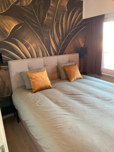 赫拉尔兹贝亨Q Geraardsbergen的卧室内的一张带两个枕头的床