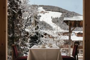 圣维吉利奥Hotel Chalet Corso的一张桌子,享有雪覆盖的山脉美景