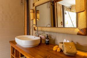 塔巴南Nadi Nature Resort - Adults Only的一间带水槽和镜子的浴室