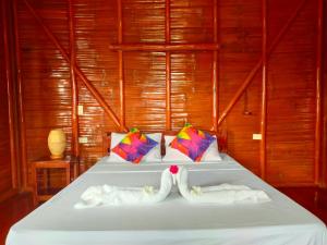 锡基霍尔Winyanz Tambayan Tourist Inn的房间里的床上有两条毛巾