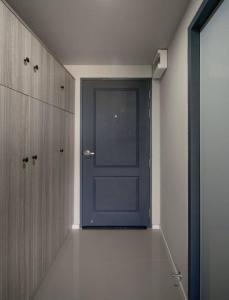曼那PT Residence Bearing的一间设有木制橱柜的房间的蓝色门