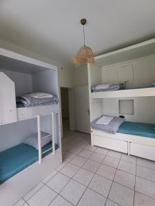 安卡拉Deeps Hostel Ankara 2的客房设有两张双层床和一盏灯。
