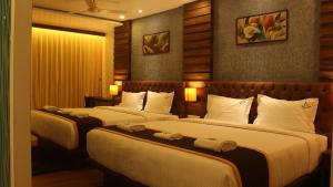 布莱尔港HOTEL IDHAYA的酒店的客房 - 带2张带白色枕头的床