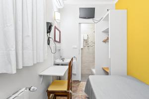 巴塞罗那亚圣安娜旅馆的小房间设有床和水槽